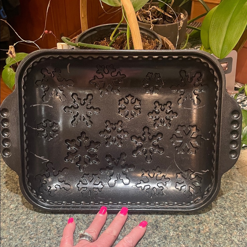 Nordic Ware Snowflake Pan 10 cup cast aluminum nonstick 8 1/2x11